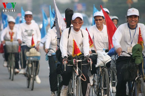 Elderly bicyclists support Vote for Ha Long Bay Campaign - ảnh 8